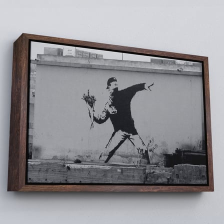 Beyaz Çerçeveli Bansky'nin Çiçek Atan Adam Eseri Kanvas Tablo