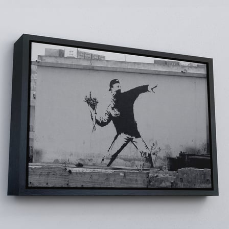 Beyaz Çerçeveli Bansky'nin Çiçek Atan Adam Eseri Kanvas Tablo