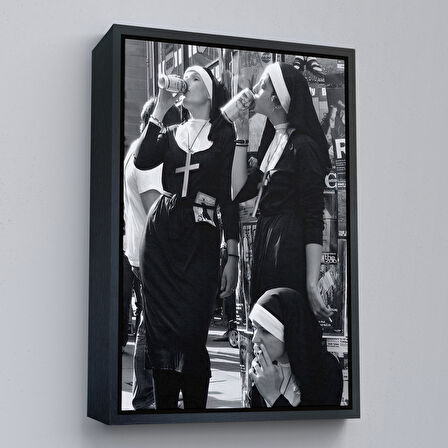 Altın Çerçeveli Asi Rahibeler Kanvas Tablo, İçme ve Sigara Parodisi, Siyah Beyaz Sokak Sanatı