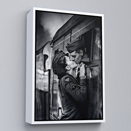 Altın Çerçeveli Ayrılık Zamanı Sevgilisi ile Trende Öpüşen Asker Kanvas Tablo