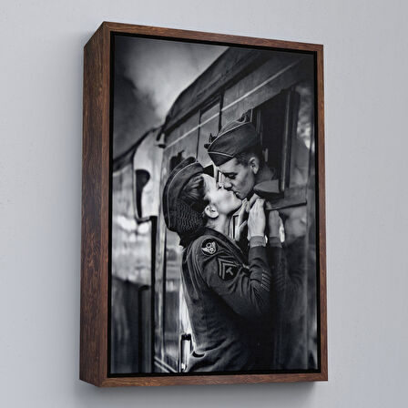 Altın Çerçeveli Ayrılık Zamanı Sevgilisi ile Trende Öpüşen Asker Kanvas Tablo