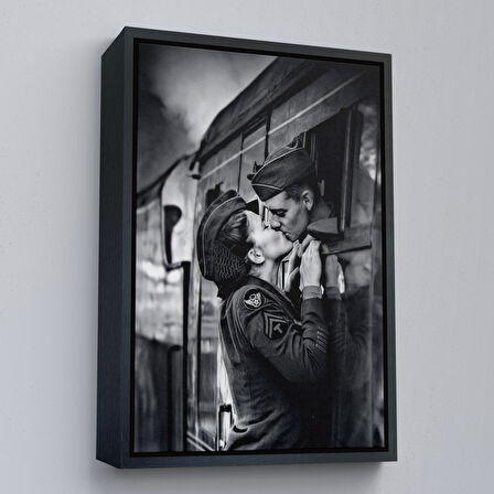 Siyah Çerçeveli Ayrılık Zamanı Sevgilisi ile Trende Öpüşen Asker Kanvas Tablo