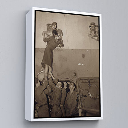 Beyaz Çerçeveli Marlene Dietrich Tutkuyla Öpüşerek İkinci Dünya Savaşından Eve Döndü Kanvas Tablo