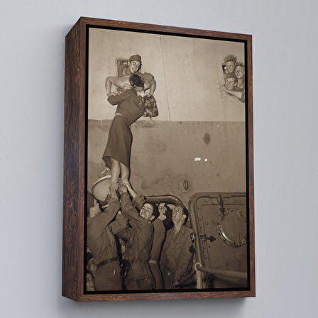 Beyaz Çerçeveli Marlene Dietrich Tutkuyla Öpüşerek İkinci Dünya Savaşından Eve Döndü Kanvas Tablo