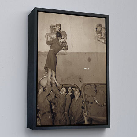 Siyah Çerçeveli Marlene Dietrich Tutkuyla Öpüşerek İkinci Dünya Savaşından Eve Döndü Kanvas Tablo