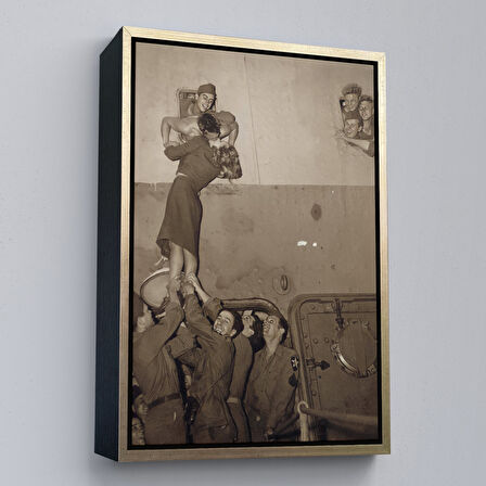 Siyah Çerçeveli Marlene Dietrich Tutkuyla Öpüşerek İkinci Dünya Savaşından Eve Döndü Kanvas Tablo