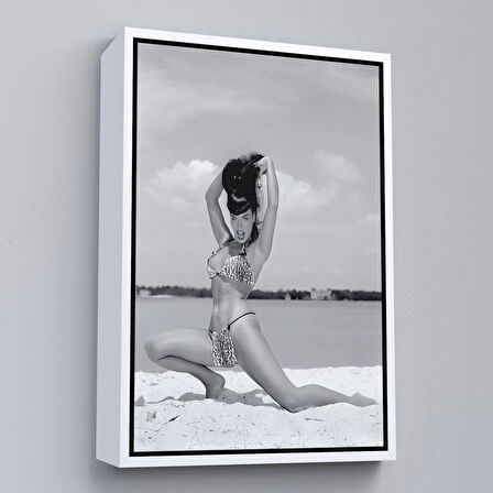 Beyaz Çerçeveli Leopar Bikinili Bettie Page Duvar Tablosu