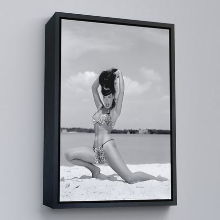 Altın Çerçeveli Leopar Bikinili Bettie Page Duvar Tablosu