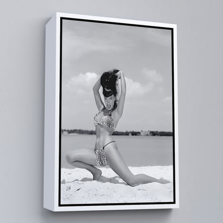 Altın Çerçeveli Leopar Bikinili Bettie Page Duvar Tablosu