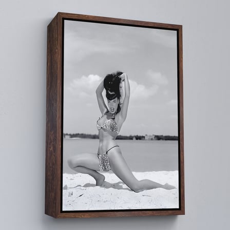 Altın Çerçeveli Leopar Bikinili Bettie Page Duvar Tablosu