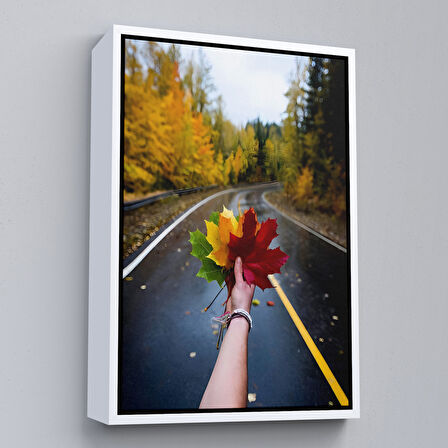 Siyah Çerçeveli Sonbaharın Renkli Yaprakları ve Yol Manzarası Duvar Tablosu