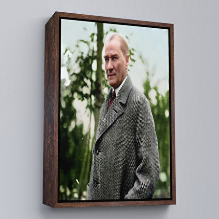 Kahverengi Çerçeveli Mustafa Kemal Atatürk Paltolu Fotoğrafı Duvar Tablosu