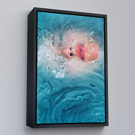 Beyaz Çerçeveli Su Altındaki Kadın Dekoratif Duvar Tablosu
