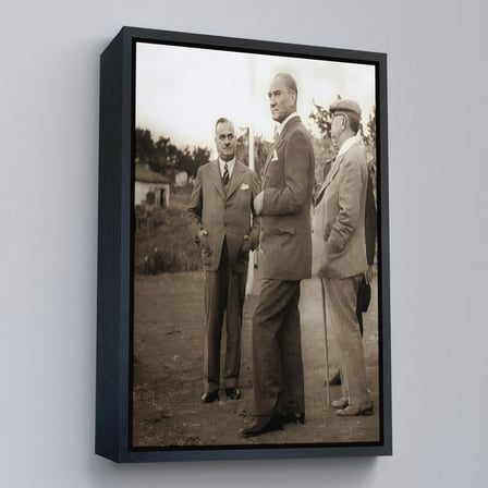 Siyah Çerçeveli Atatürk, Celal Bayar, ve Kılıç Ali ile Muhafız Alayında Denetlemelerde Bulunurken Tablo