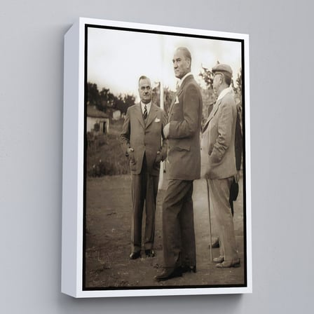 Siyah Çerçeveli Atatürk, Celal Bayar, ve Kılıç Ali ile Muhafız Alayında Denetlemelerde Bulunurken Tablo