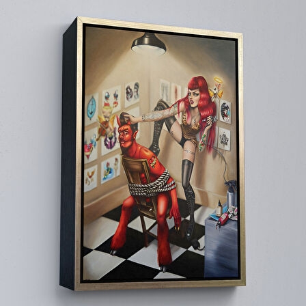 Kahverengi Çerçeveli Şeytanı Yakalayan Dövmeci Kız Duvar Tablosu