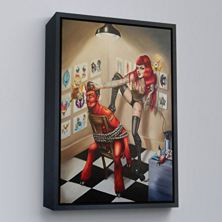 Kahverengi Çerçeveli Şeytanı Yakalayan Dövmeci Kız Duvar Tablosu