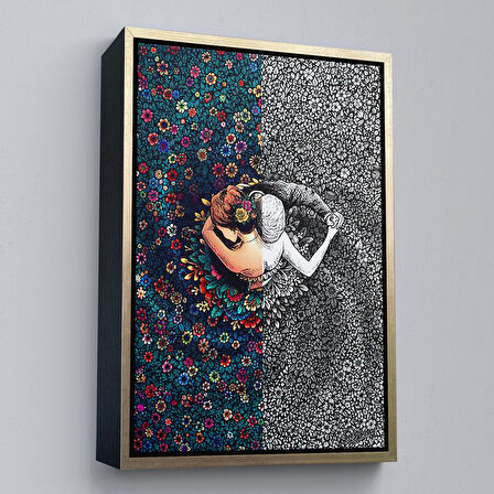 Kahverengi Çerçeveli Çiçekler İçindeki Sevgililer Tablosu