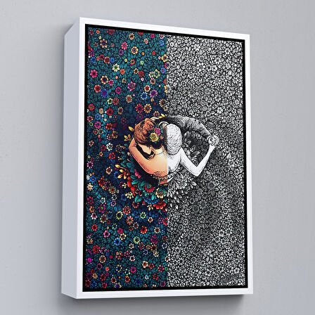 Kahverengi Çerçeveli Çiçekler İçindeki Sevgililer Tablosu