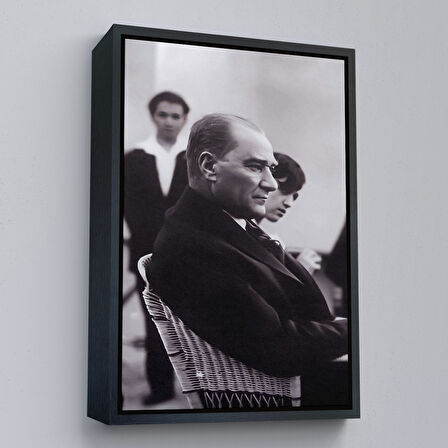 Altın Çerçeveli İskembe'de Oturan Mustafa Kemal Atatürk Tablosu