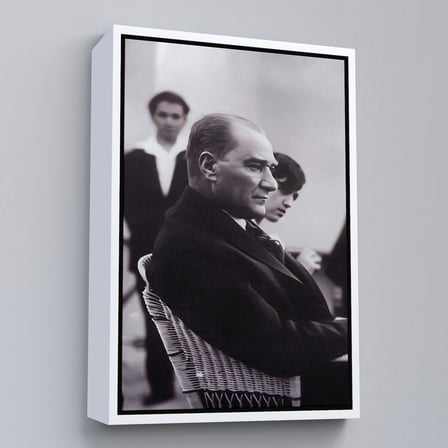 Beyaz Çerçeveli İskembe'de Oturan Mustafa Kemal Atatürk Tablosu