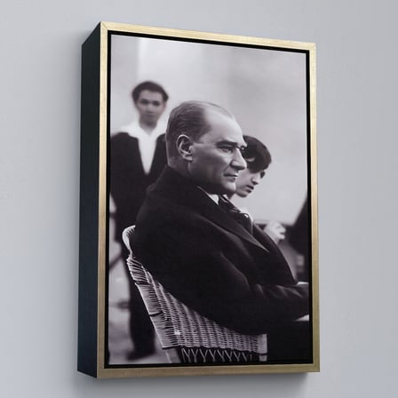 Beyaz Çerçeveli İskembe'de Oturan Mustafa Kemal Atatürk Tablosu