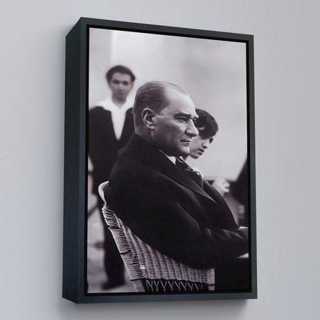 Beyaz Çerçeveli İskembe'de Oturan Mustafa Kemal Atatürk Tablosu