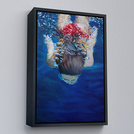 Altın Çerçeveli Su Altında Yüzen Kız Tablosu
