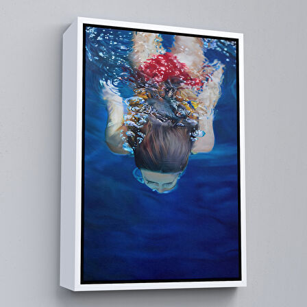 Altın Çerçeveli Su Altında Yüzen Kız Tablosu