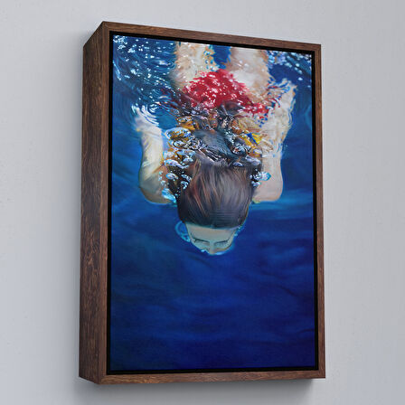 Altın Çerçeveli Su Altında Yüzen Kız Tablosu