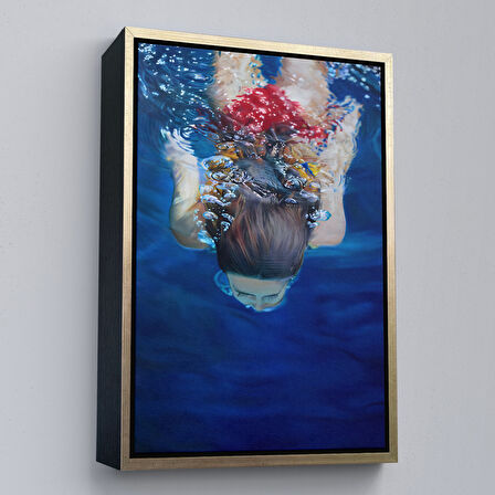 Beyaz Çerçeveli Su Altında Yüzen Kız Tablosu