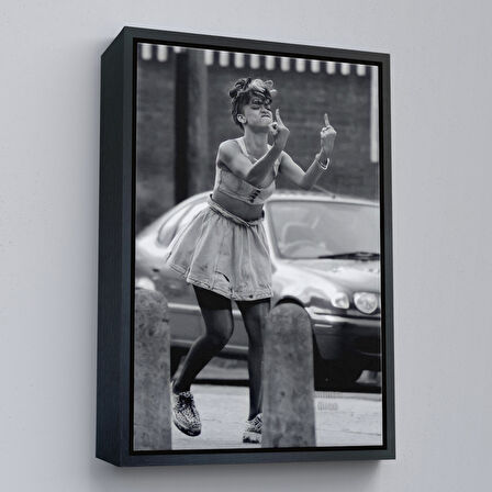 Kahverengi Çerçeveli Rihanna Orta Parmak İşareti Tablosu, Fuck You