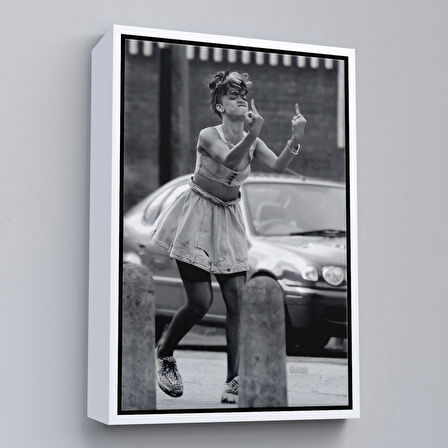 Kahverengi Çerçeveli Rihanna Orta Parmak İşareti Tablosu, Fuck You