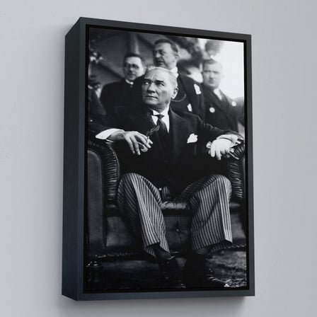 Siyah Çerçeveli Atatürk Portre Tablosu Mustafa Kemal Atatürk Dikdörtgen Dekoratif Kanvas Tablo
