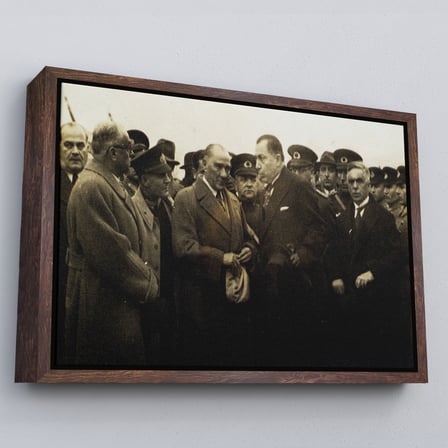 Siyah Çerçeveli Atatürk'ün Anadolu'yu Ziyareti Mustafa Kemal Atatürk Dikdörtgen Dekoratif Kanvas Tablo