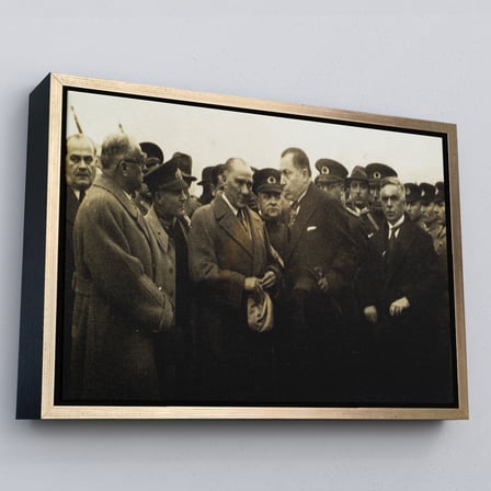 Siyah Çerçeveli Atatürk'ün Anadolu'yu Ziyareti Mustafa Kemal Atatürk Dikdörtgen Dekoratif Kanvas Tablo