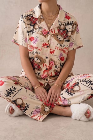 Ekru Ayıcık Desenli Kısa Kollu Gömlek Yaka Milan Kumaş Kadın Pijama Takımı — Beden: L
