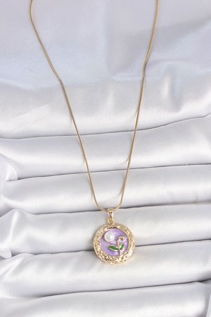 316L Çelik Gold Renk Zincir Mor Çiçek İşlemeli İnci Detay Potre Model Kadın Kolye 5886