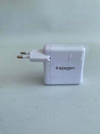 Spigen F207 USB Hızlı Şarj Aleti Beyaz
