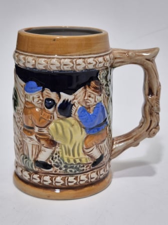 Vintage Tankart Kabartmalı İnsan Tasfirli Alman Seramik Bira Bardağı 11,8cm 001