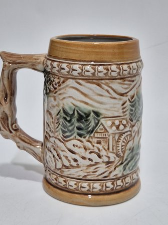 Vintage Tankart Kabartmalı İnsan Tasfirli Alman Seramik Bira Bardağı 11,8cm 001