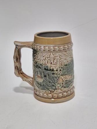 Vintage Tankart Kabartmalı İnsan ve Doğa Tasfirli Alman Seramik Bira Bardağı 11,8cm 004