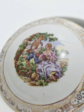 Limoges Aşıklar Desenli Porselen Kapaklı Kutu