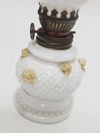 Çiçek Motifli Antika Opal Cam Gaz Lambası 012