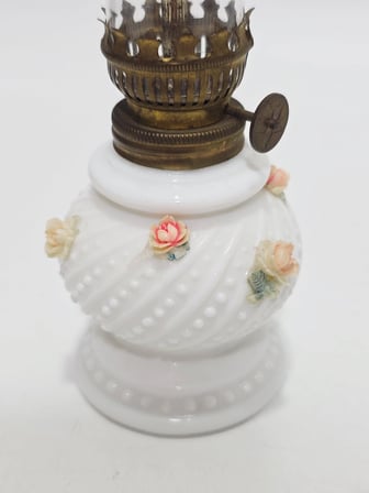 Çiçek Motifli Antika Opal Cam Gaz Lambası 033
