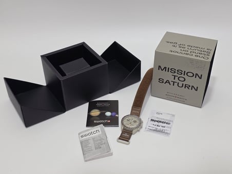 Omega X Swatch Bioceramic Moonswatch Mission To Saturn Kol Saati