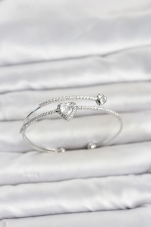 Pirinç Gümüş Renk Kalp Model Zirkon Taşlı Kadın Bileklik 5886