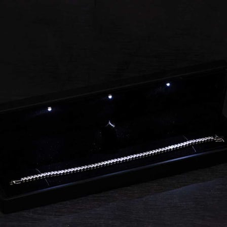 Gümüş Işıklı Kutulu 4 mm Beyaz Taşlı Su Yolu Kadın Bileklik