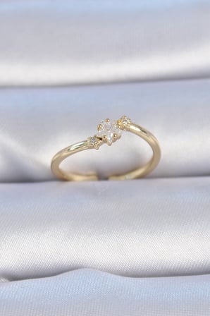 Pirinç Gold Renk Beyaz Çiçek Model Zirkon Taş Detay Kadın Yüzük 5886