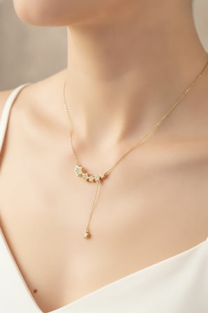 Pirinç Gold Renk Minimal Sallantılı Yıldız Model Kadın Kolye 5886
